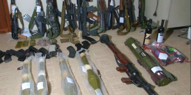 صنعاء : شاهد كمية الأسلحة التي تم ضبطها في منزل ضابط سابق يتبع الهارب علي محسن