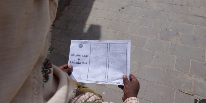 بالصور..القاعدة في تقرير مصور توزع منشورات “منهج الدولة الإسلامية” على الناس في عدن